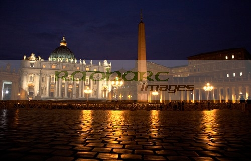 st peters square the vatican at night